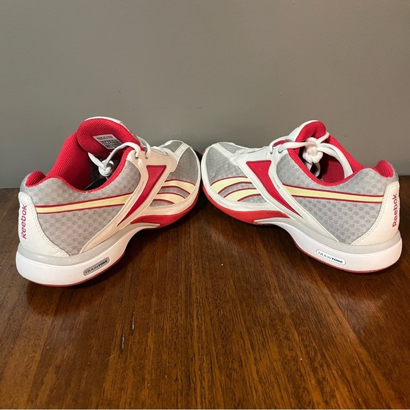 Reebok Womens Shoes Easy Tone
size 8.5.
Toning sneaker. Red, white with gray - Picture 4 of 12